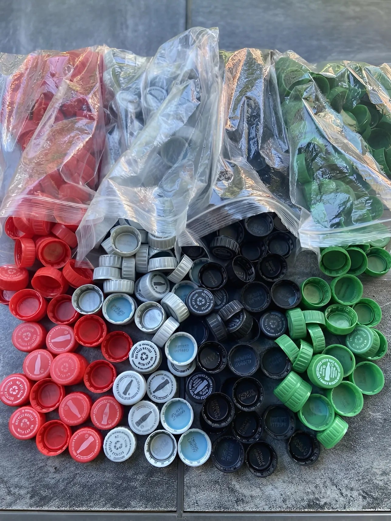 Kako ustvariti praktične in barvite predmete iz plastičnih pokrovčkov?