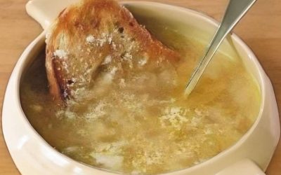 Tradicionalna čebulna juha: klasična jed za večerjo