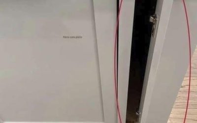 Ali kdo ve, čemu je to namenjeno? Skrit kuhinjski element, ki lahko podvoji prostor za shranjevanje (in vnese mir v vaš dom)