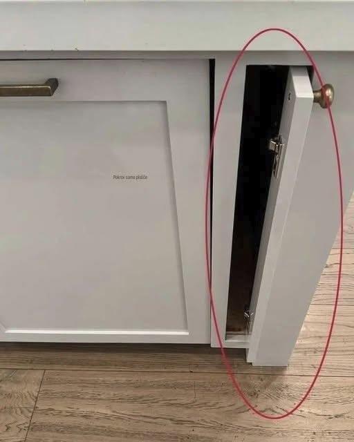 Ali kdo ve, čemu je to namenjeno? Skrit kuhinjski element, ki lahko podvoji prostor za shranjevanje (in vnese mir v vaš dom)